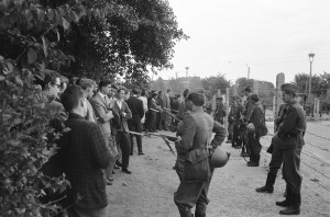 Blocus à Berlin-Ouest : en une nuit, les 45 Km séparant les deux Berlin se sont hérissés de cordons de vopos, dressés pour stopper la fuite des Allemands de l'Est vers l'Ouest.Du samedi midi 12 août 1961 au dimanche 13 au matin, ils furent 3 400 à s'échapper. Les vopos ont mis baïonnette au canon.